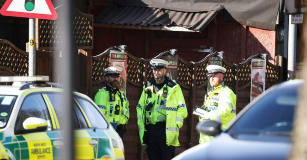 Les services d'urgence ont rapidement répondu à l'incident survenu sur Rochdale Road à Oldham.